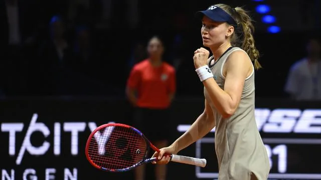 Jelena Rybakina feiert ihren Sieg bei den US Open und den Aufstieg zur Nummer 1 der Tennis-Weltrangliste.