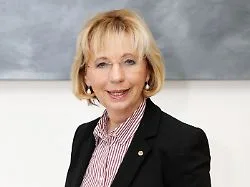 Maria von Welser, eine ältere Frau, liegt im Bett, ihr Ehemann Klaus Häusler sitzt an ihrer Seite und hält ihre Hand. Der...