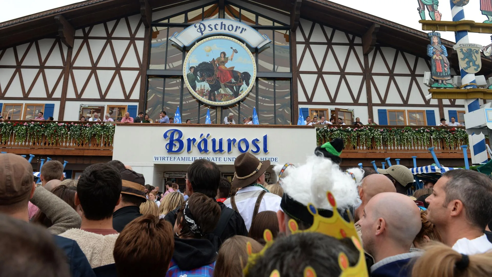 Menschen auf dem Oktoberfest und ein Arzt mit Impfstoff