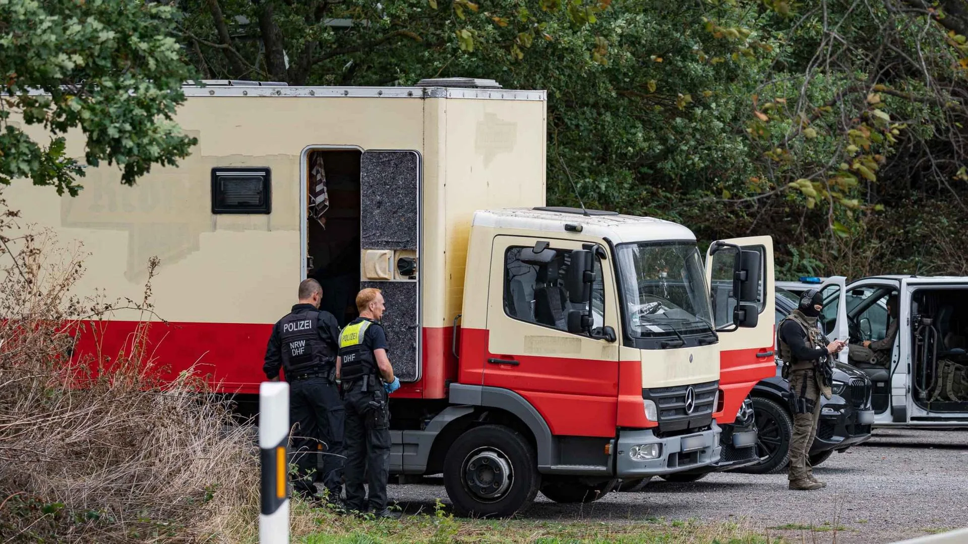 Fahndungsplakat eines Verdächtigen nach Sabotageakten am Stromnetz.