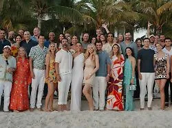 Luxuriöse Hochzeitsfeier auf einer Privatinsel auf den Bahamas mit Feuerwerk.