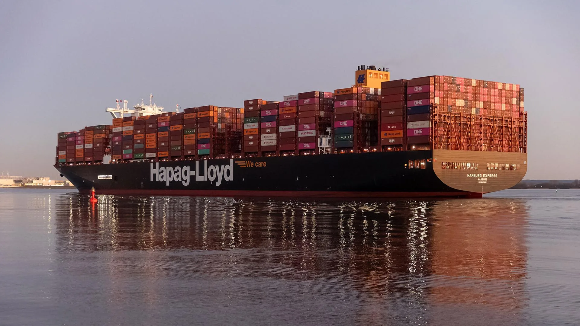 Ein Containerschiff umfährt die Südspitze Afrikas, symbolisch für die längeren Routen aufgrund der Spannungen im Roten Meer.
