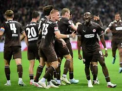 FC St. Pauli Spieler jubeln nach einem späten Tor gegen den VfL Wolfsburg im Millerntor-Stadion.