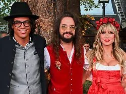 Tom Kaulitz und Heidi Klum präsentieren Henry Samuel einen roten Ferrari F430 mit großer Schleife zum 21. Geburtstag.