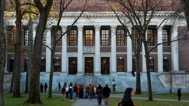 Ein Richter schlägt mit einem Hammer auf den Richtertisch, um eine neue Visa-Regel zu blockieren.