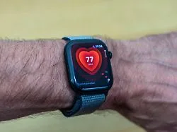 Apple Watch 12 zeigt präzise Gesundheitsdaten und Herzfrequenz auf dem Display, mit Fokus auf die Sensorik.