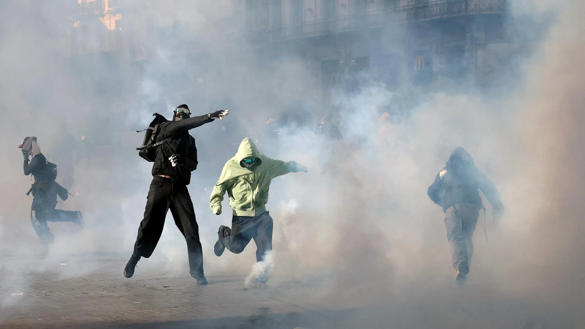Polizeieinsatz mit Wasserwerfern im Zentrum von Brüssel während der Studentenproteste.