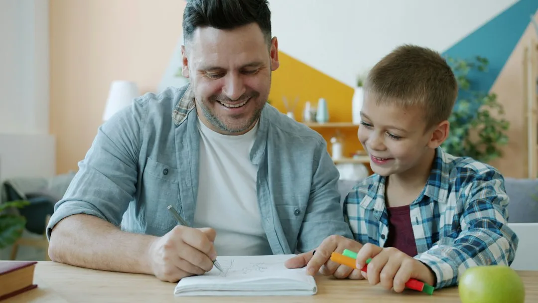 Ein nachdenkliches Kind sitzt in einem sanft beleuchteten Raum, symbolisch für die psychische Gesundheit in der Erziehung.