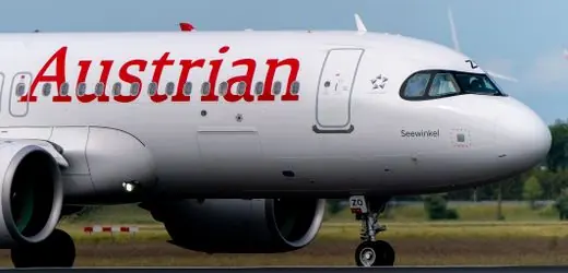 Ein Airbus A320 von Austrian Airlines nach einer Notlandung auf dem Flughafen Sofia, umgeben von Einsatzfahrzeugen und...