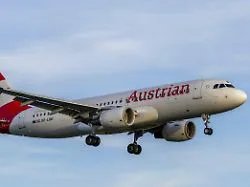 Ein Passagierflugzeug steht nach einer Notlandung auf dem Rollfeld eines Flughafens.