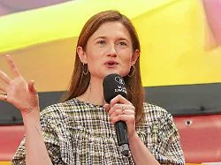 Bonnie Wright, bekannt als Ginny Weasley, mit ihrem neugeborenen Sohn Aster Sky und ihrer Familie in ihrem Zuhause.