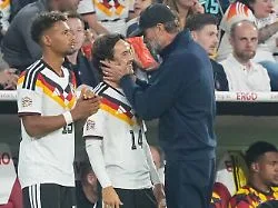 Mika Baur feiert sein historisches Debüt für die deutsche Nationalmannschaft.