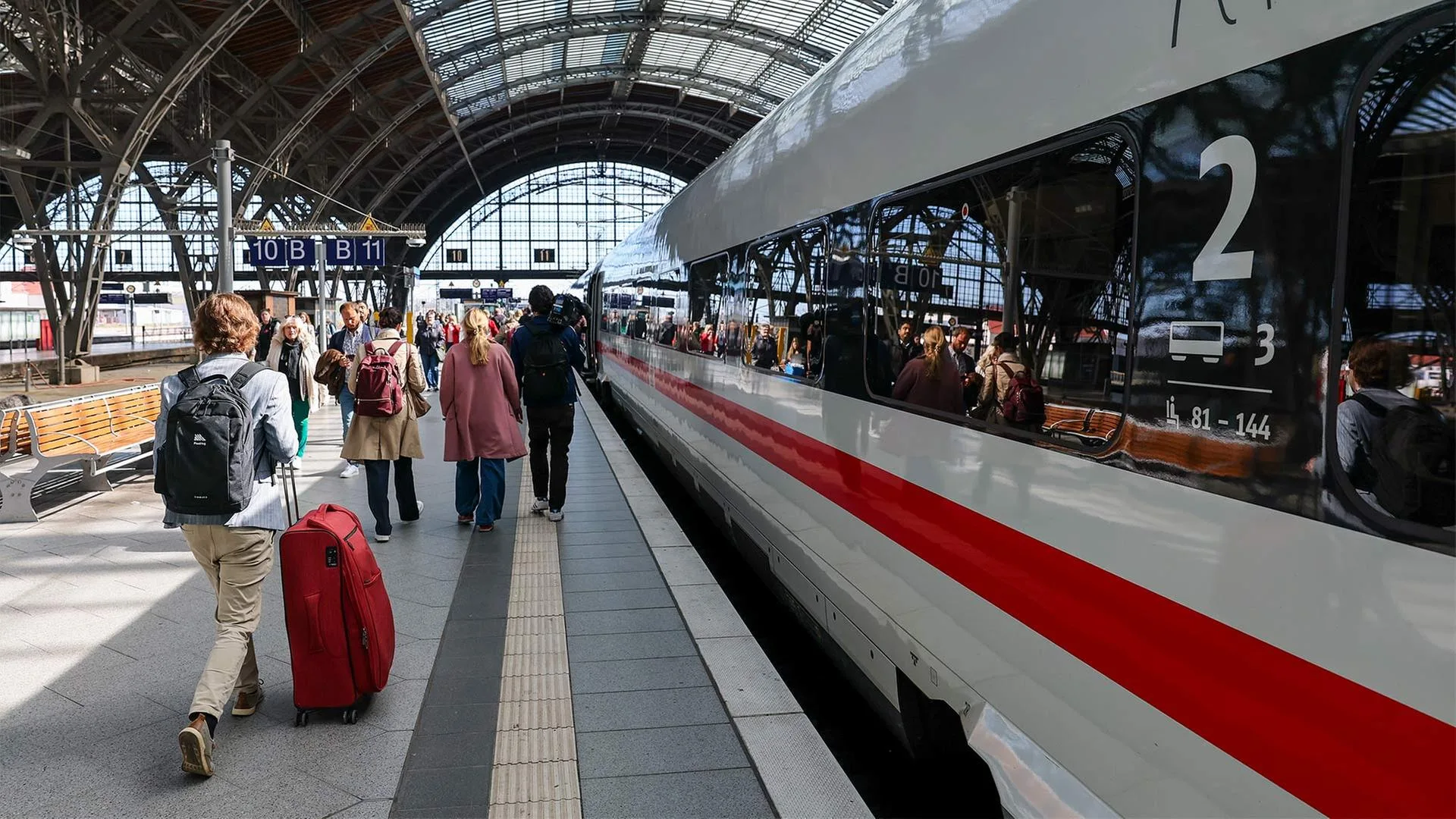 Familie steigt in einen ICE-Zug der Deutschen Bahn.