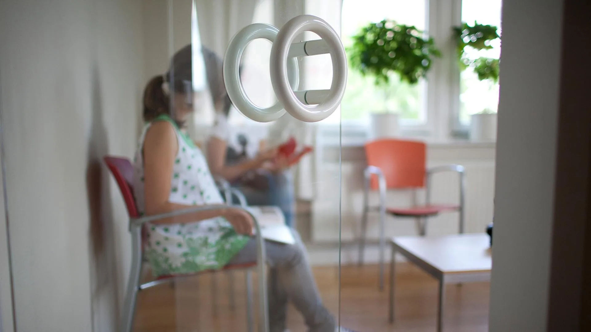 Arzt behandelt einen Patienten in einer medizinischen Hilfspraxis