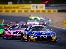 DTM-Rennwagen, darunter Thomas Preinings Porsche, Maro Engels Mercedes-AMG und Marco Wittmanns BMW, kämpfen auf dem...
