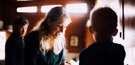Filmplakat des Dokumentarfilms »You Can See Everything« über Elizabeth Holmes.