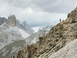 Bergwacht rettet unterkühlte Teenager in Südtirol bei Nacht.