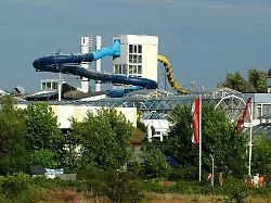 Einsatzfahrzeuge von Feuerwehr und Rettungsdienst vor einem Erlebnisbad