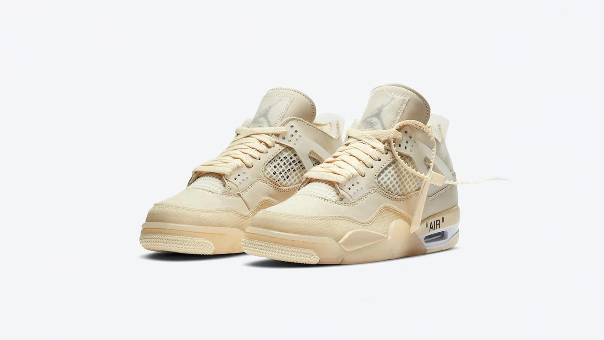 Modische Sneaker stehen nebeneinander im Fokus vor einem unscharfen Hintergrund.