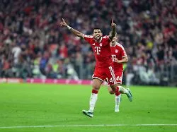 Luis Díaz im roten FC Bayern Trikot jubelt nach einem Tor im Spiel gegen RB Leipzig, das Bayern 6:1 gewann.