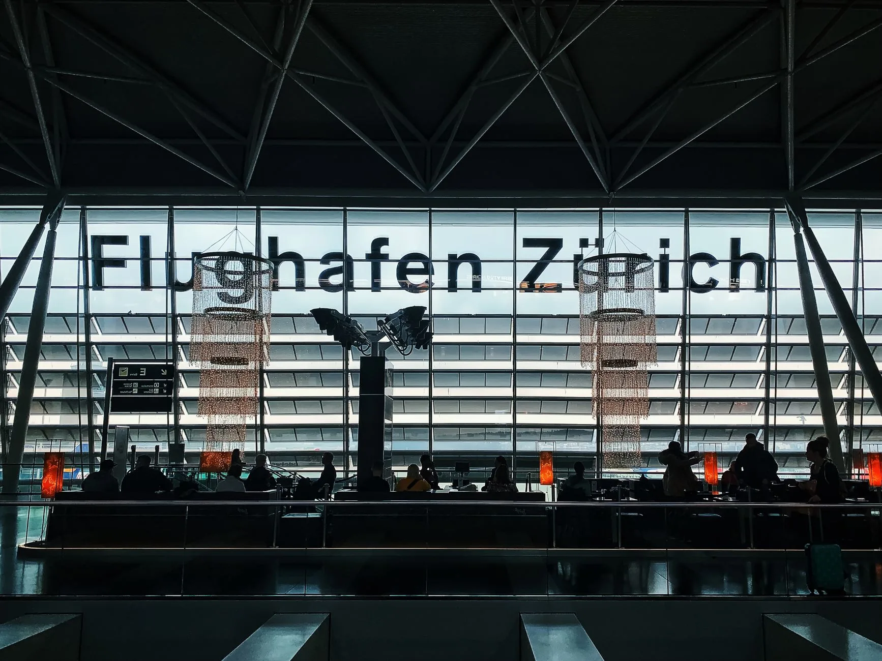 Polizeifahrzeuge mit Blaulicht an einem beschädigten Zaunabschnitt am Flughafen Leipzig/Halle in der Nacht.