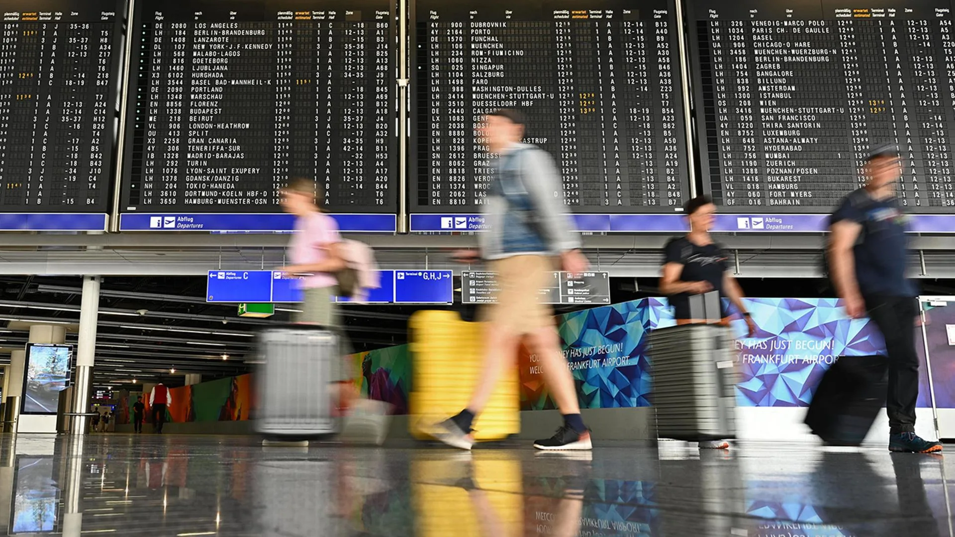 Vergleich von Flugticketpreisen 2010 und 2024 mit einem Flughafen im Hintergrund.