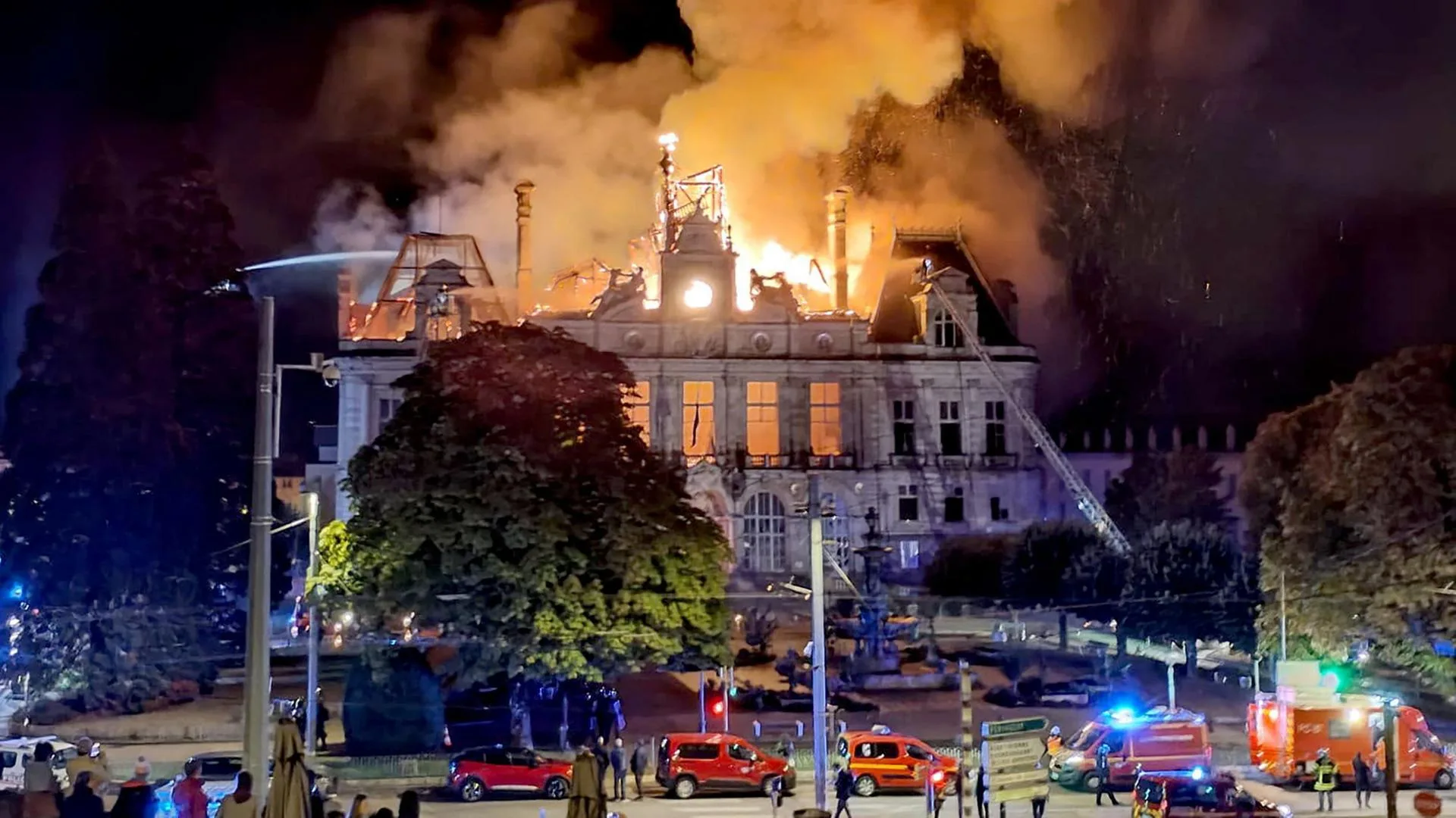 Brennendes historisches Rathaus in Limoges während gewalttätiger Proteste in Frankreich.