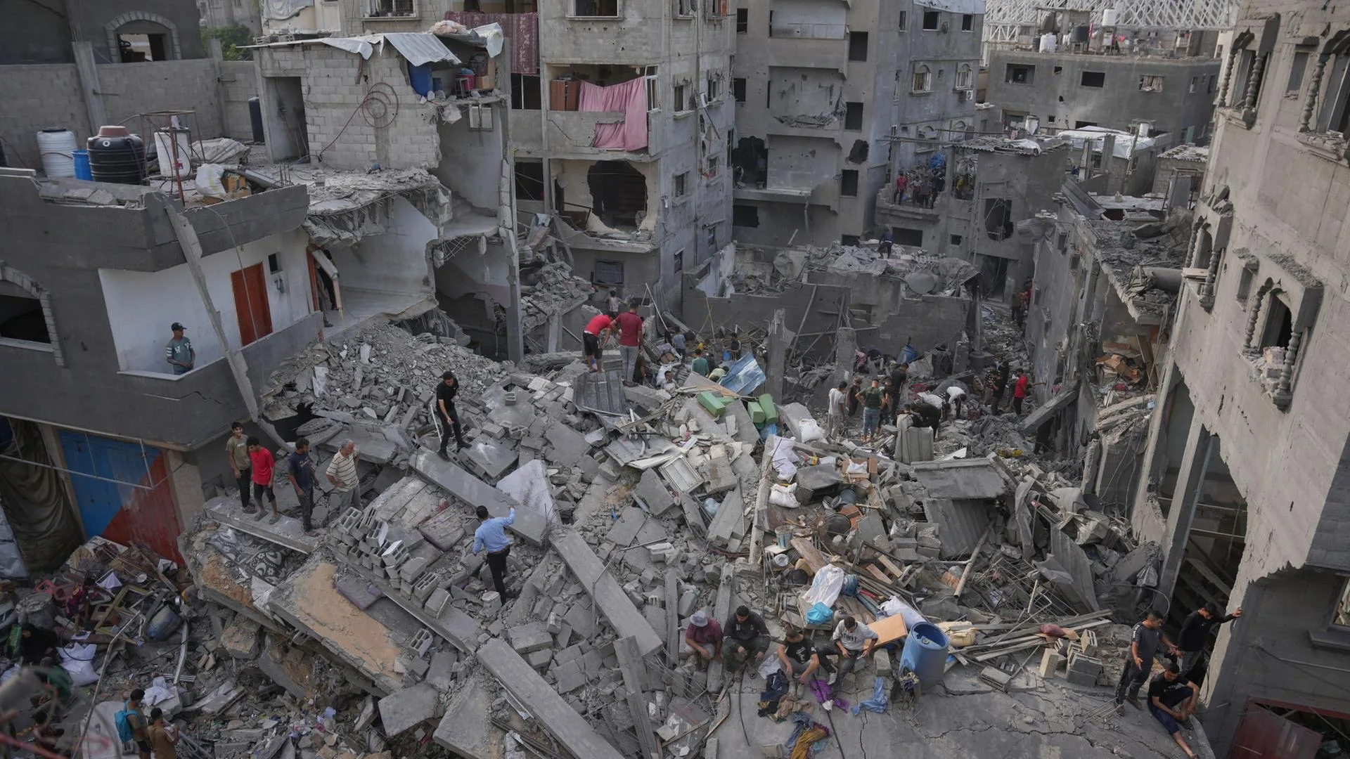 Ein Mann klettert über Trümmerberge in Gaza, wo einst Häuser standen, und sucht nach Überresten seiner Familie. Die Szene...