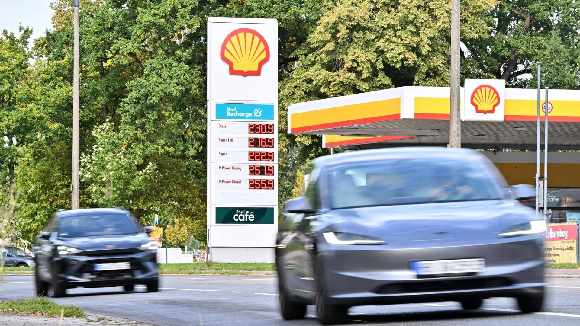 Grafik, die den Anstieg der Inflation im Euroraum darstellt, mit einem roten Pfeil, der auf eine steigende Kurve zeigt,...