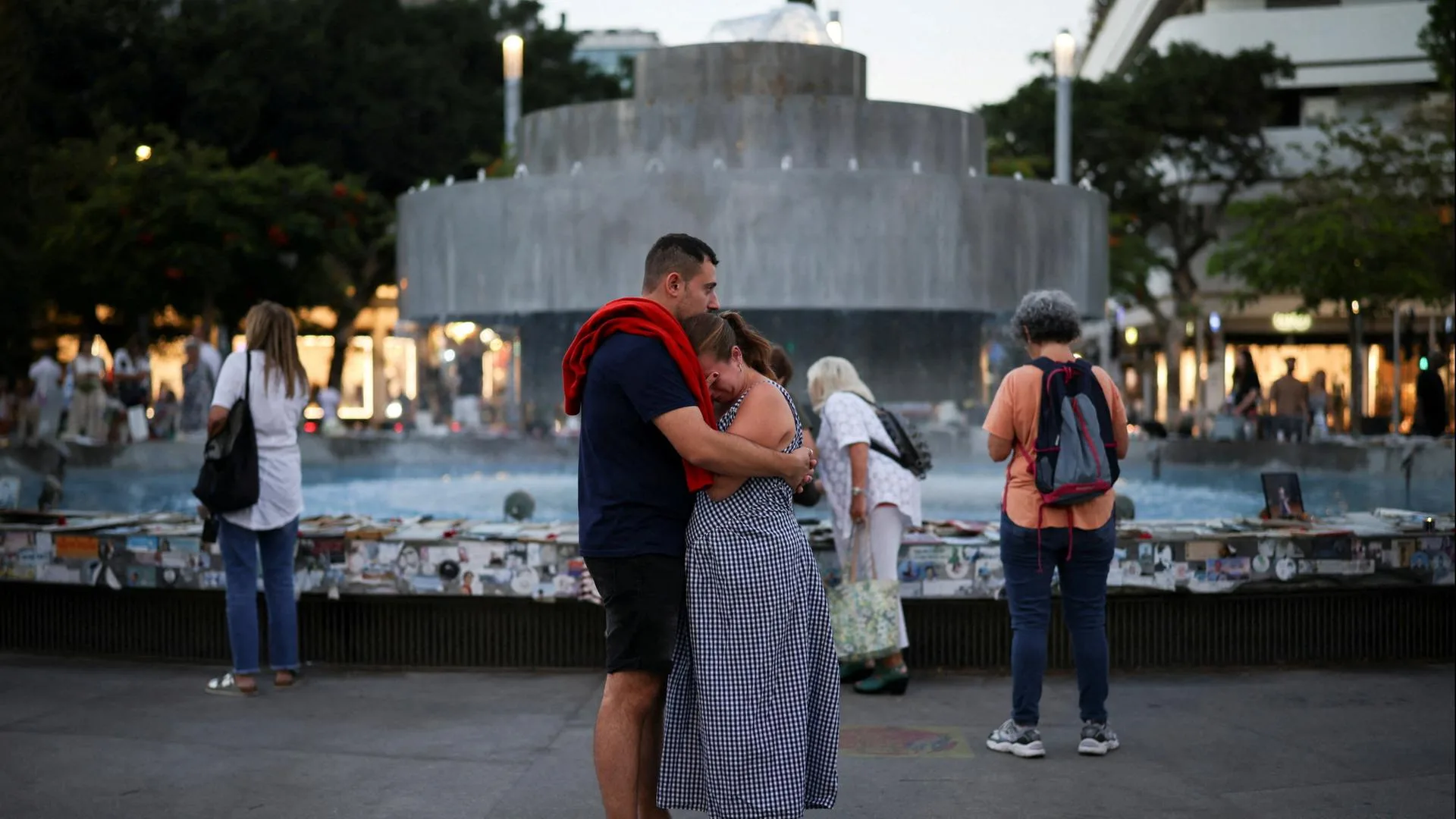 Tausende Menschen versammeln sich im Yarkon-Park in Tel Aviv zum Gedenken an die Opfer des 7. Oktober, mit einer Bühne,...