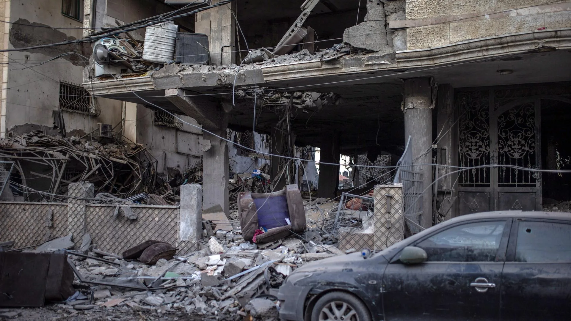 Trümmer eines getroffenen Gebäudes nach einem Luftangriff im Gazastreifen