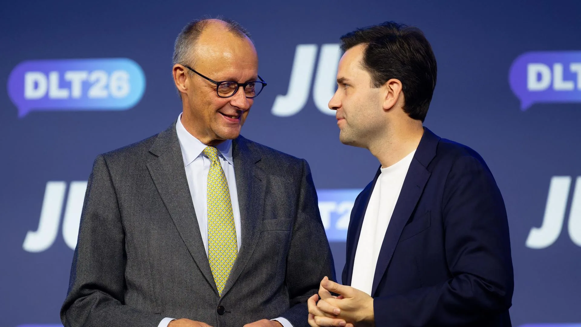 Kanzler Friedrich Merz spricht vor Delegierten des Deutschlandtags der Jungen Union, die verhalten applaudieren.