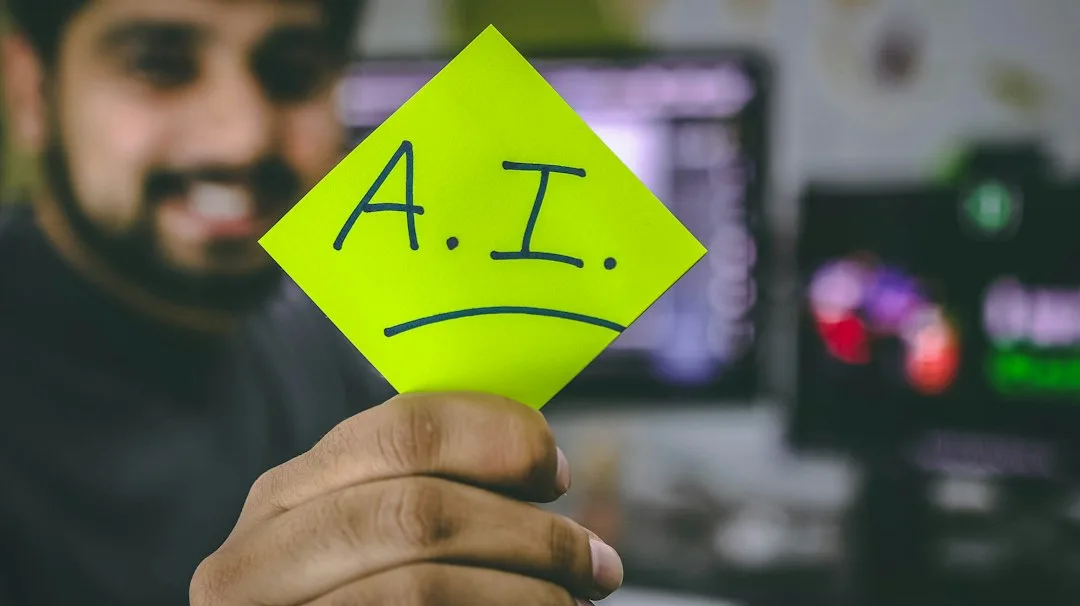 Büroarbeitsplatz mit Monitoren zur Analyse von Künstlicher Intelligenz