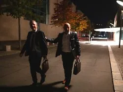 Das Kanzleramt in Berlin bei Einbruch der Dunkelheit, symbolisch für politische Beratungen.