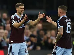 Leon Goretzka im Aston Villa Trikot während eines Champions League Spiels.