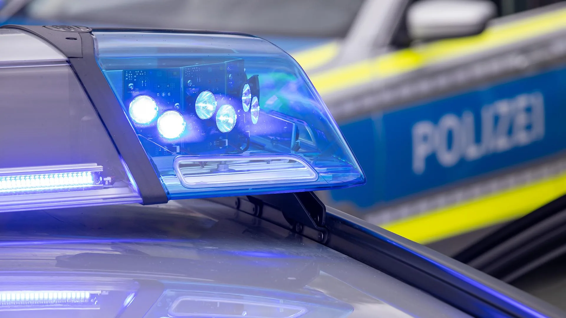 Einsatzkräfte von Polizei und Behörden bei Ermittlungen