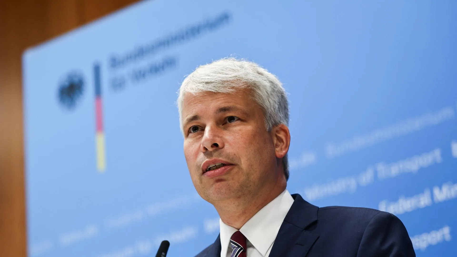 Tankstelle mit hohen Spritpreisen und Regierungsgebäude im Hintergrund