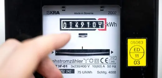 Nahaufnahme eines Stromzählers in einem deutschen Haushalt, der steigende Energiekosten symbolisiert.