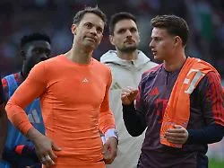 Manuel Neuer, Torwart des FC Bayern, blickt nachdenklich nach einem Spiel, das von seinen Fehlern geprägt war.