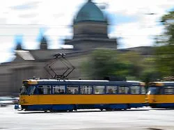 Smartphone mit digitalem ÖPNV-Ticket