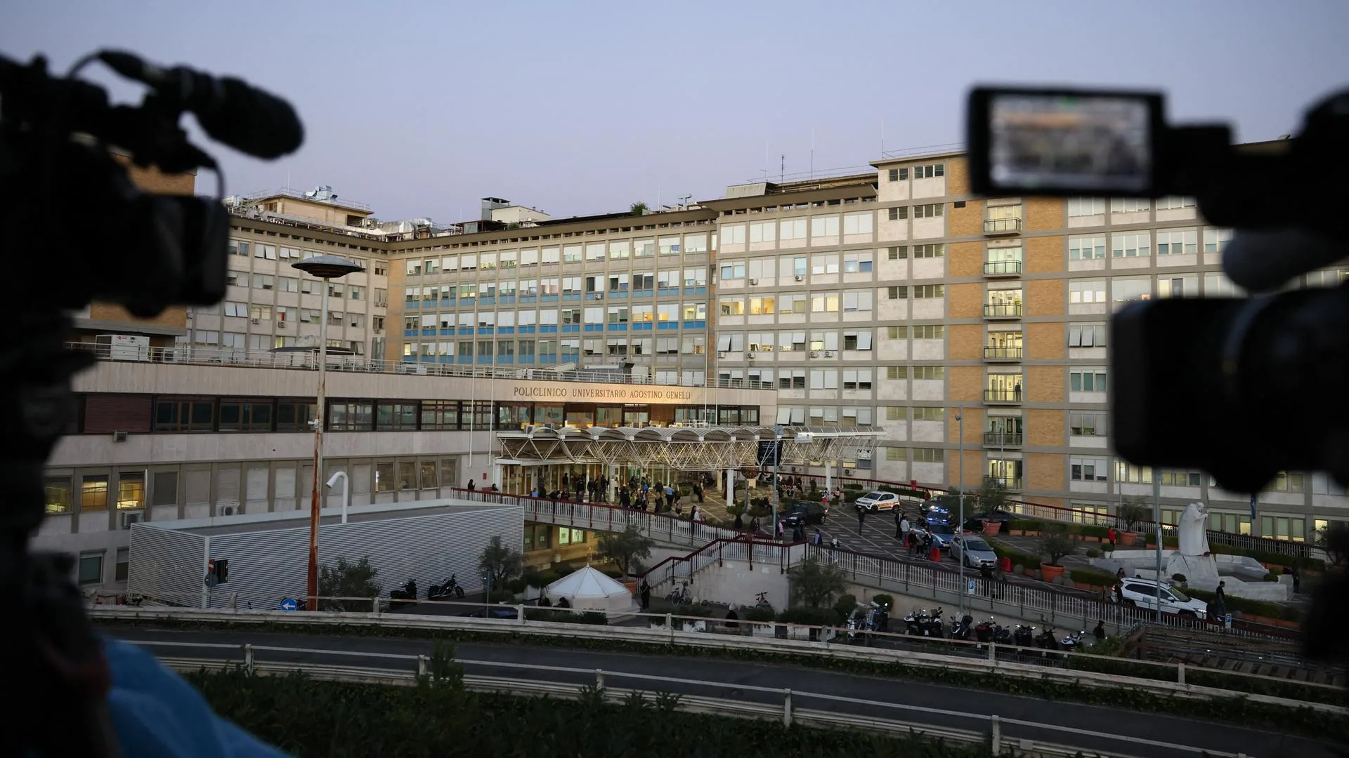 Das Gemelli-Krankenhaus in Rom, in dem Papst Leo XIV. operiert wurde.
