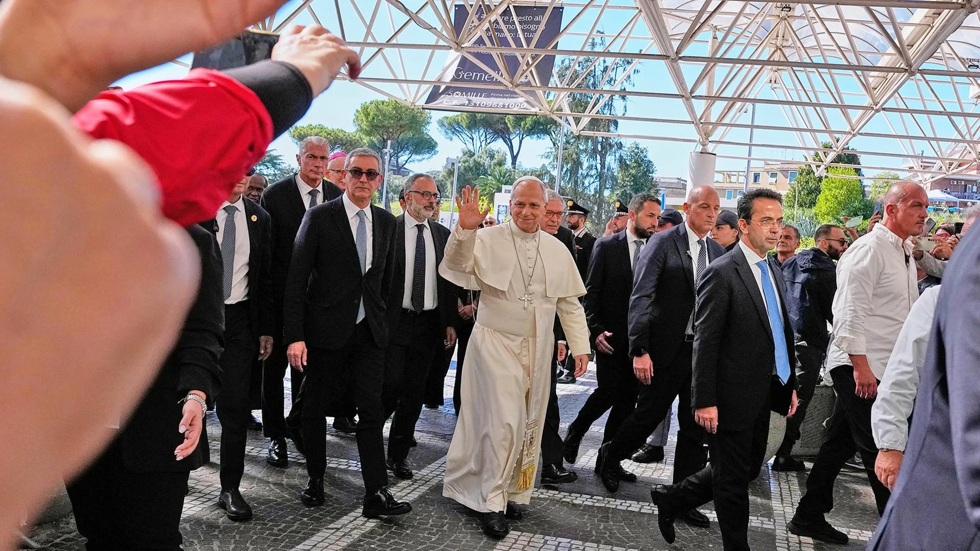 Papst Leo XIV. bei der Ankunft an der Gemelli-Klinik in Rom.