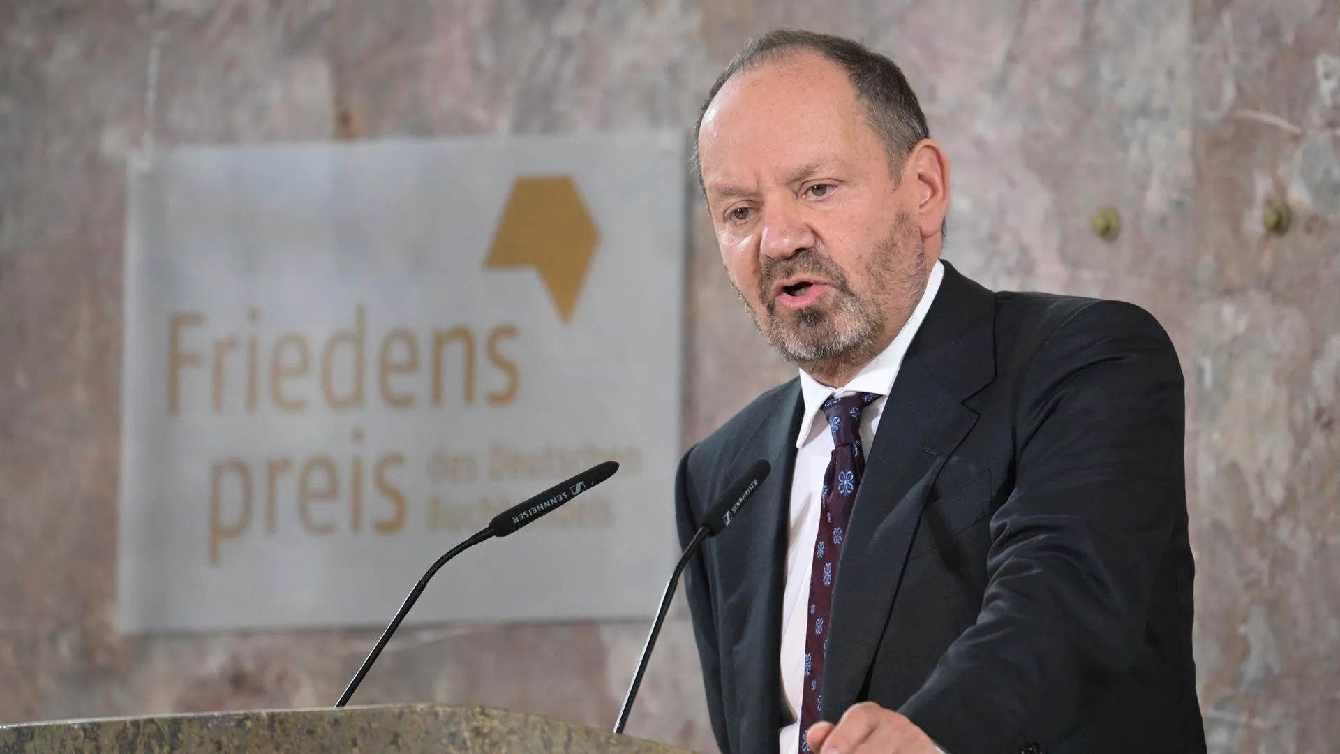 Philippe Sands hält eine Rede in der Frankfurter Paulskirche, nachdem er den Friedenspreis des Deutschen Buchhandels...