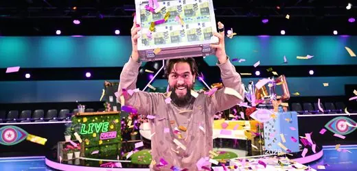 Maurice Dwizak feiert den Sieg im Finale von Promi Big Brother.