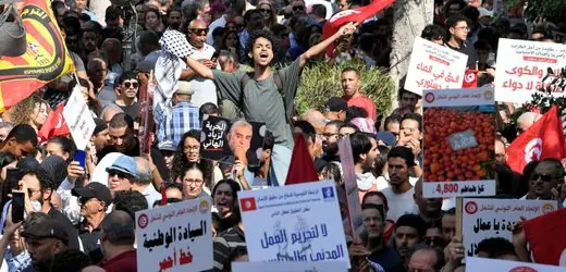 Tausende Menschen demonstrieren auf der Avenue Habib Bourguiba in Tunis gegen Präsident Kais Saied.