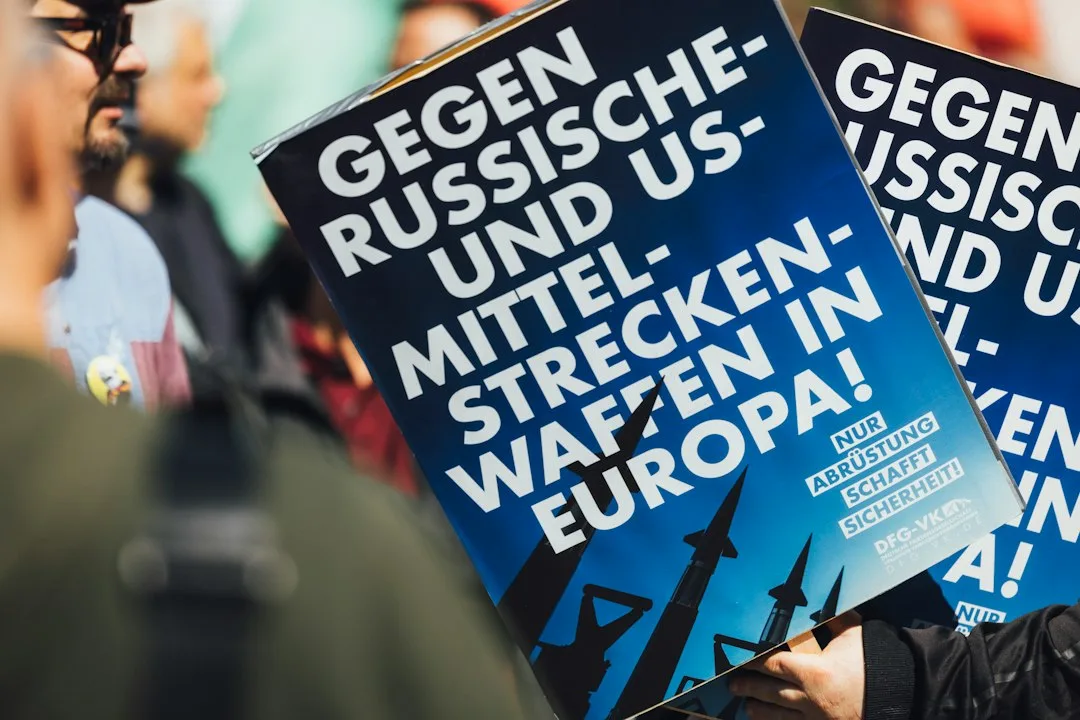 Demonstranten versammeln sich auf einer europäischen Straße während Protesten gegen Sparmaßnahmen.