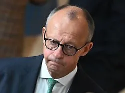 Bundestag mit Gesetzbuch und Hammer