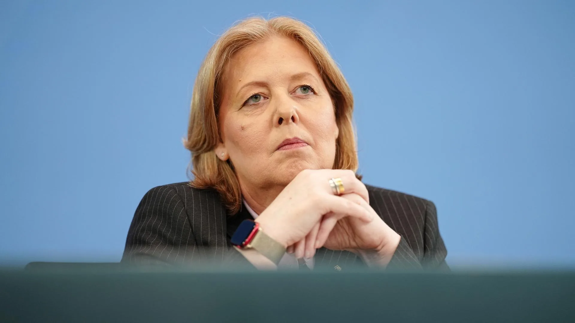 Porträt von Bärbel Bas nach ihrem Rücktritt als Arbeitsministerin, das Nachdenklichkeit und die Belastung durch die...