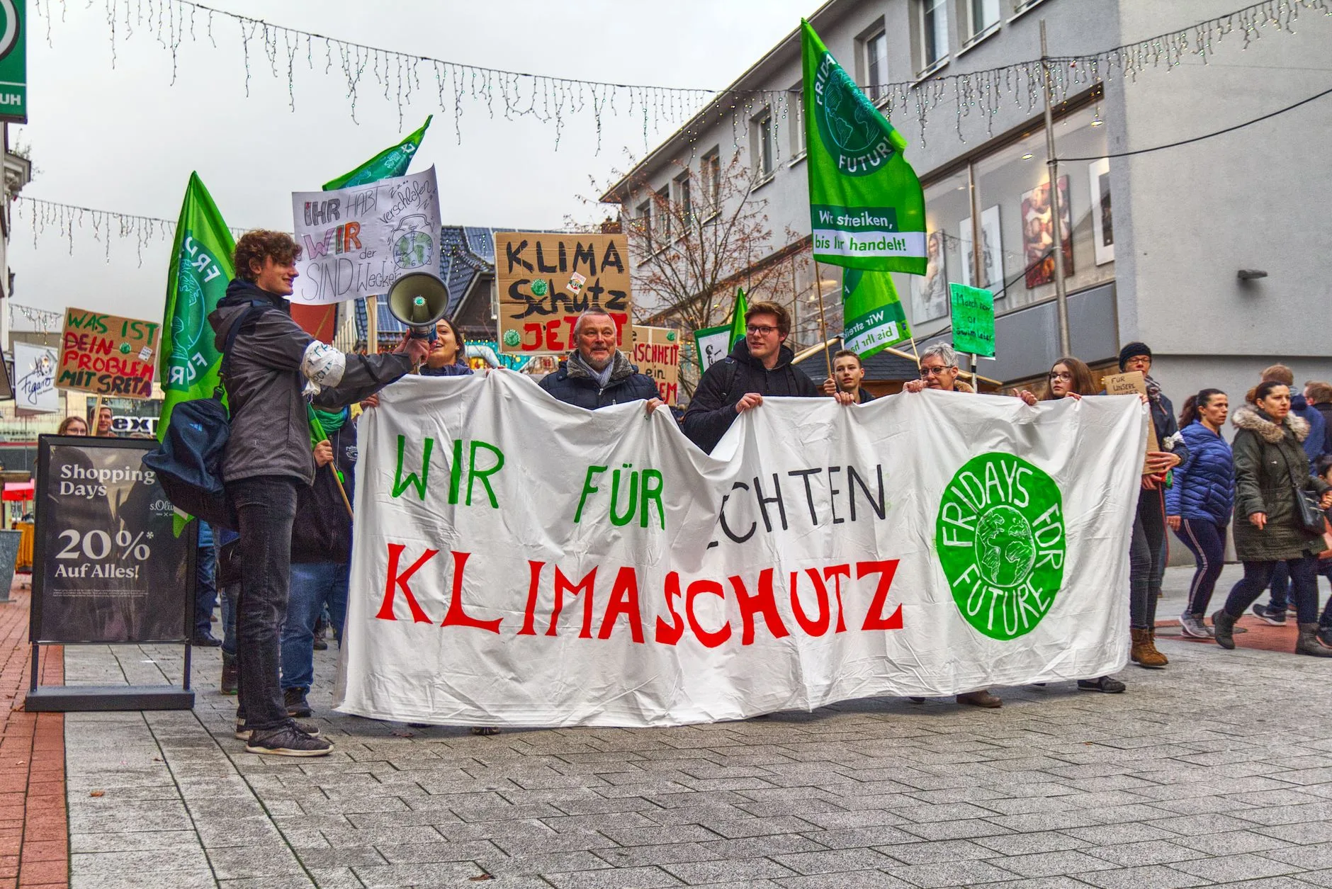 Schülerinnen fordern Verbot von Schuluniformen in Pornos