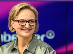 Politiker in Berlin bei einer Pressekonferenz mit Sorgenfalten.